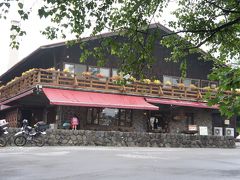 最初の到着地
清泉寮本館レストラン

11時半開店で、ちょっと前に着いたけど、すでに何組か待ってました