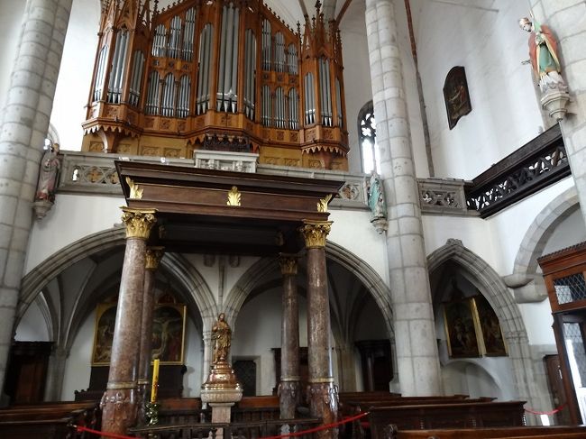 　     聖ビート教会<br /><br />観光シーズンのチェスキークルムロフは、夜到着して夜景を楽しみ、早起きしてまだ観光客が来ない街を散歩し、どうしても見たいところが開いたら一番で観光してサッサと脱出する　そうすると、本来の長閑な街を味わう事が出来ると思う。<br /><br />この後、私たちは10時のバスでプラハへ