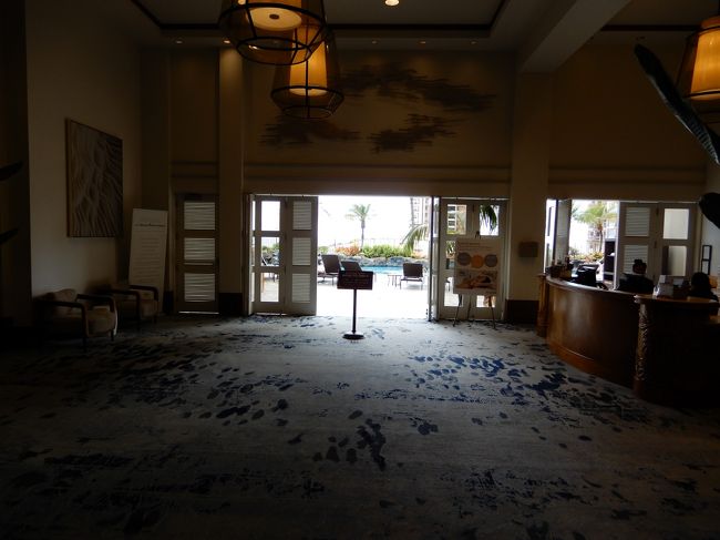 エレベーターからプールまでは、エステ受付のいい香り