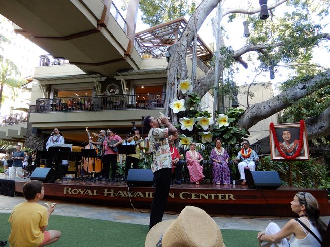 ゲストミュージシャンが揃い<br />貝を吹いて始まります