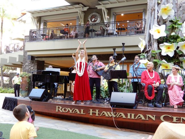 フラも花を添え