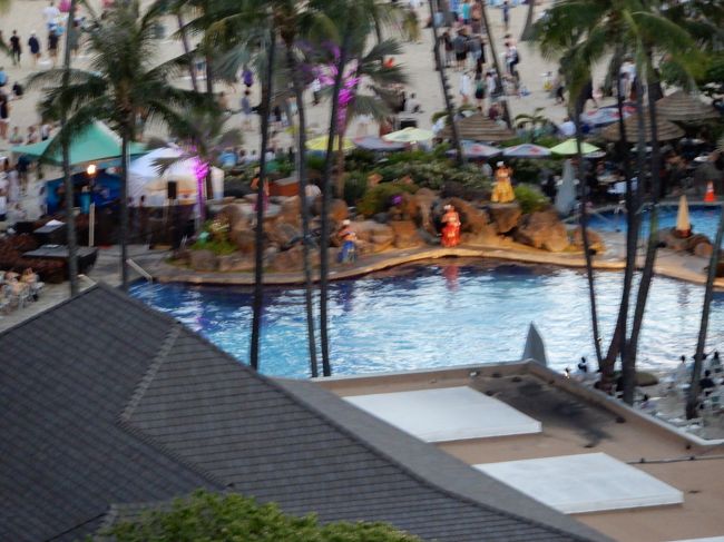 ヒルトンの花火は、このプールサイドの有料ショーの為のもの