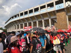 開門前のパロマ瑞穂スタジアム前は大混雑。