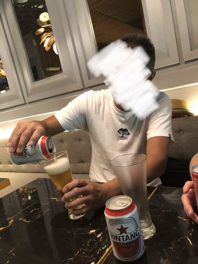 お酒を出す店がほぼ無く、やっと見つけてビンタンビールで一息。