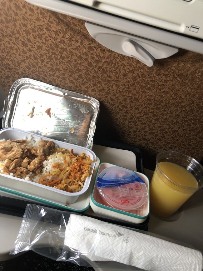 ２時間のフライトですが機内食が出ます。飲み物を聞かれ「ビール」と言ったら「No」と半笑いされました。よく考えたらここは国内線でしたw<br />機内食が美味しくてビックリしました！