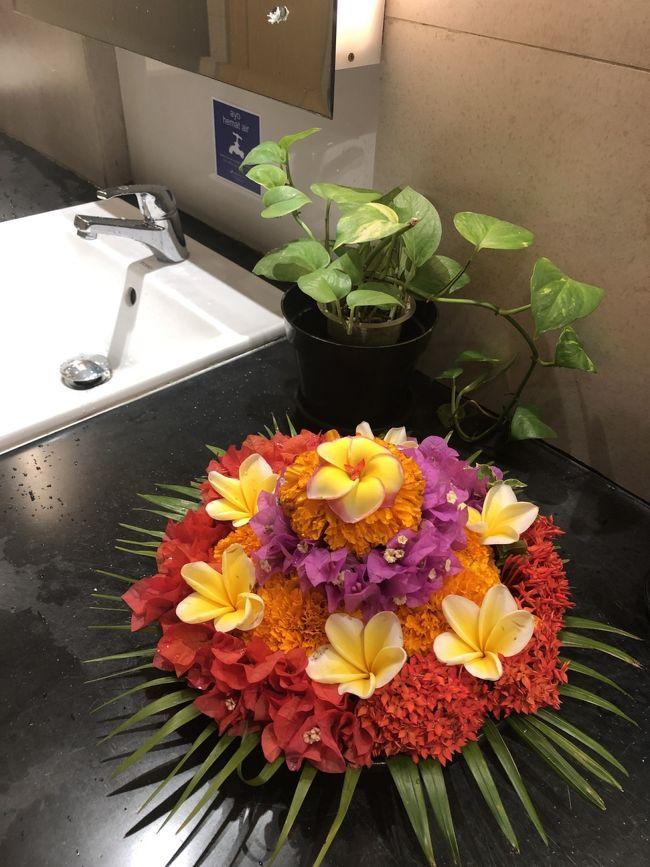 空港のトイレにお花のおもてなし。