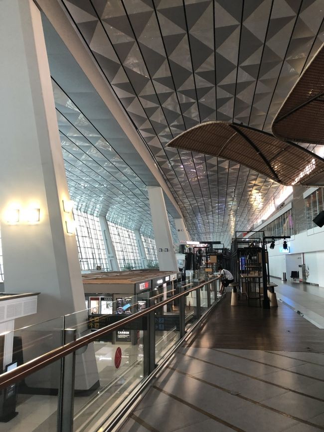 フリーwifi飛んでるし広い椅子もいっぱいあるしジャカルタ４時間トランジットはあっという間でした。