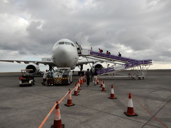 タラップで上がって、日本へ