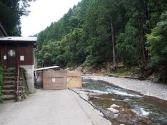 暗くなる前に川の所にある温泉に入りに来た。
ここは神湯荘の宿泊客は無料で入れます。
男湯は右の衝立みたいなところの裏が脱衣所。
階段を上がったところが女湯です。