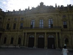 ヴェルツブルグ観光の目玉，司教館です。（世界遺産）
ドイツで最も有名な正統派バロック様式の建築物なんだそうです。
館内は撮影禁止。階段の間，とか皇帝の間とか見事な天井画や調度品がたくさんありました。
