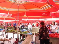 青果市場。

様々な果物や野菜、チーズなどが売ってて楽しい！