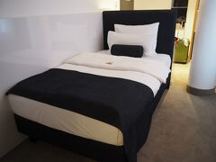 ヴィ ヴァディ ホテル バイエル 89 (Vi Vadi Hotel Bayer 89)にチェックインしました。
昨年の夏のドイツ旅行も、この日のミュンヘンほどではなかったけれども結構暑くて（ベルリン30度くらいでした）。それで、（ヴュルツブルグとベルリン以外だけど）たまたまエアコン付きのホテルを選んでいたので助かりました。今回も再び暑いかもしれないと想定して、「エアコンあり」を重視してホテルを選びました。エアコンありで、中央駅とバスターミナル（ZOB)のどちらからでも徒歩10分位で来れるお手頃な価格で。冷蔵庫もありました。