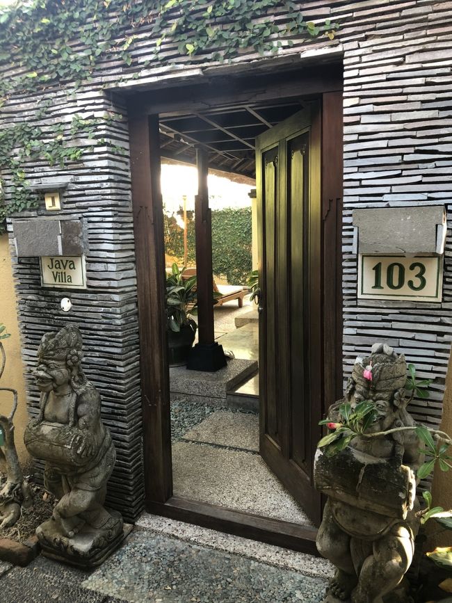 ドアを開けると広い玄関スペースが。