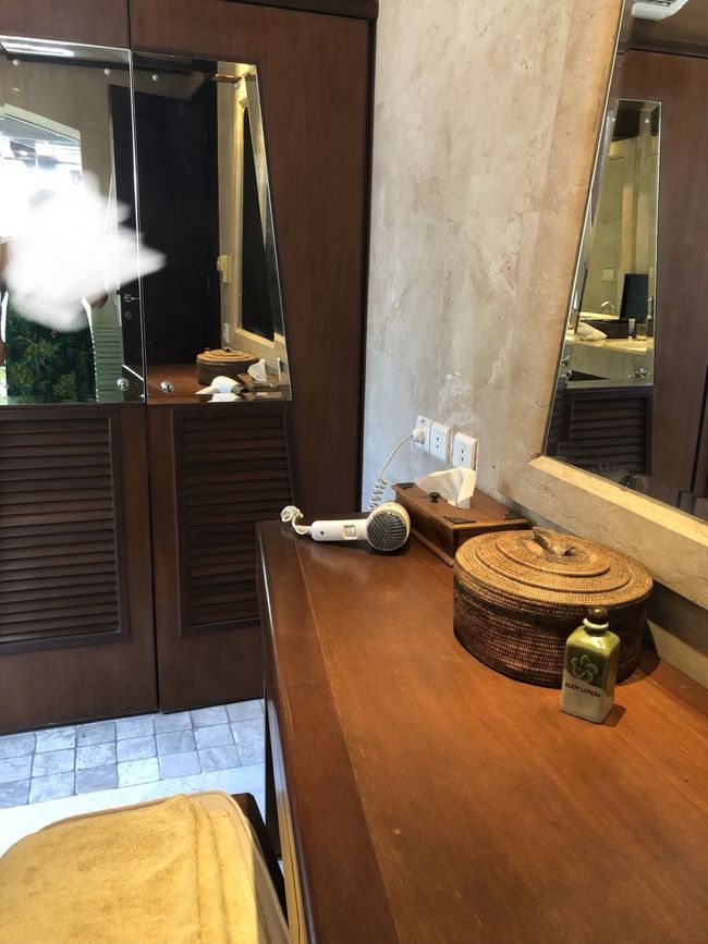 洗面所。ドライヤーやドレッサー、さらに洗面所専用のエアコンまで完備。涼しくて常時快適でした。
