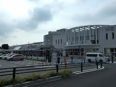 ●新富士駅

日曜日の朝頑張って早起きし、東京駅から東海道新幹線こだま号に乗り、８時過ぎには静岡県東部の【新富士駅】へ到着。
どんよりとした曇りのお天気なのがちょっと気になりますが、ここから富士宮市周辺をレンタカーで廻っていくことにします。