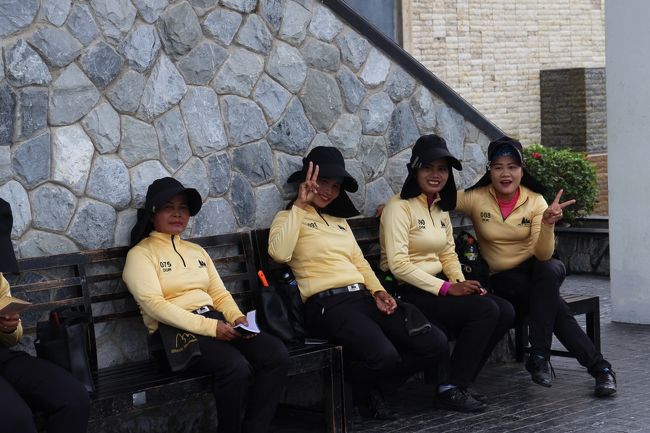 【Black Mountain Golf Club HuaHin】<br />ゴルフバッグドロップは外に....同時にキャディさんが待機です。<br /><br />以前は室内駐車場内がバッグドロップ＆キャディさんの待機場でした。