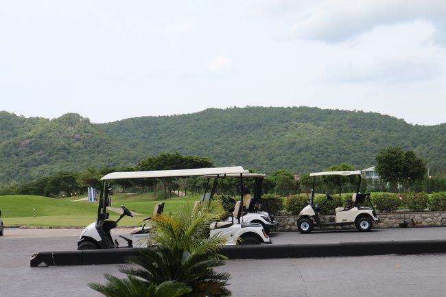 【Black Mountain Golf Club HuaHin】<br />ゴルフバッグドロップ付近にて.......係員がスタート時間、人数確認にきました。