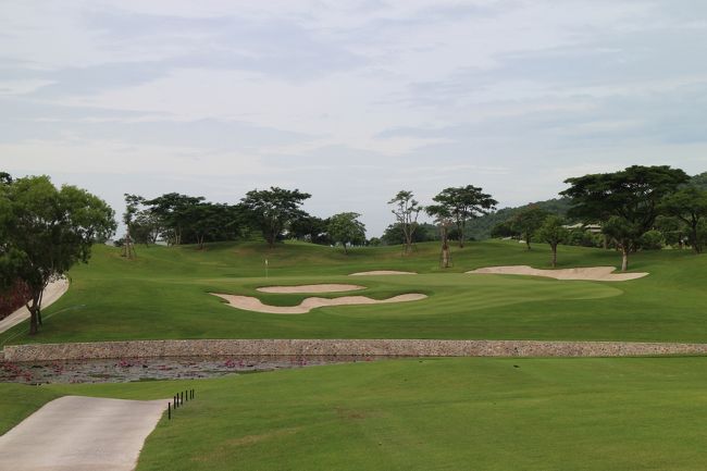 池越えしたと思ったら、バンカーが待ち構えます。