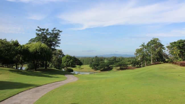 【Black Mountain Golf Club HuaHin】<br />奇麗に見える木立に打ち込むと、トラブルに。