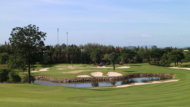 【Black Mountain Golf Club HuaHin】<br />タイゴルフは池越えが多いい<br />緊張するなと自分に言い聞かせても、自然と体が膠着する、未熟者。