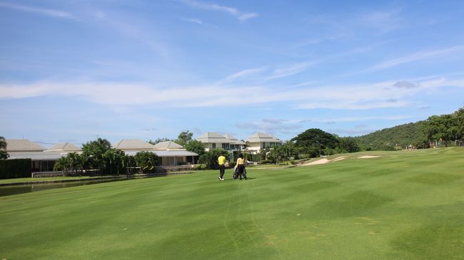 【Black Mountain Golf Club HuaHin】<br />コースに沿って高級コンド。