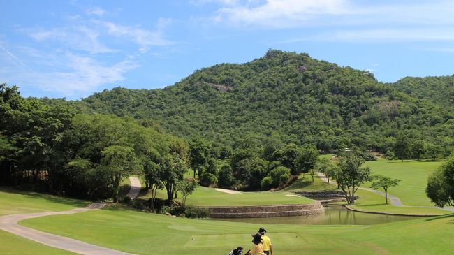 【Black Mountain Golf Club HuaHin】<br />池越えショートホール約130ヤード。<br />風向きにより、難易度が増します。