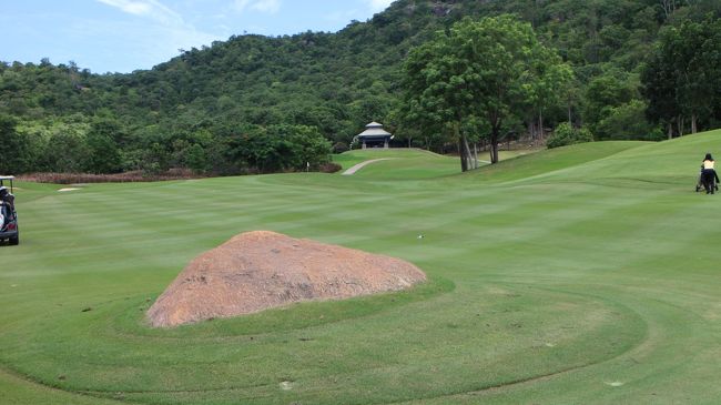 【Black Mountain Golf Club HuaHin】<br />フェアーウエーに大きな岩.....これに当たれば、大当たりで、<br />　　　　　　　　　　　　　　何処に玉が行くか分かりませんね。<br />岩から１００ヤードで、グリーン。