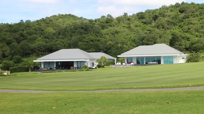 【Black Mountain Golf Club HuaHin】<br />コースに沿ってリゾートコンド。