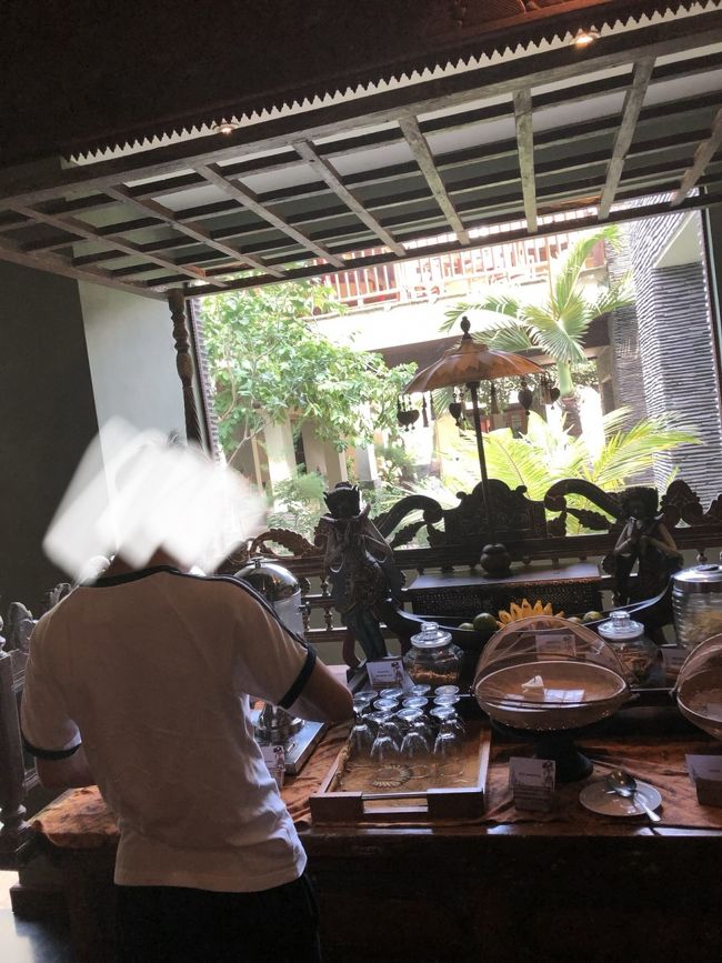 ナッツ、フルーツ、サンドイッチ、コーヒー、紅茶などがありました（アルコールは無し）