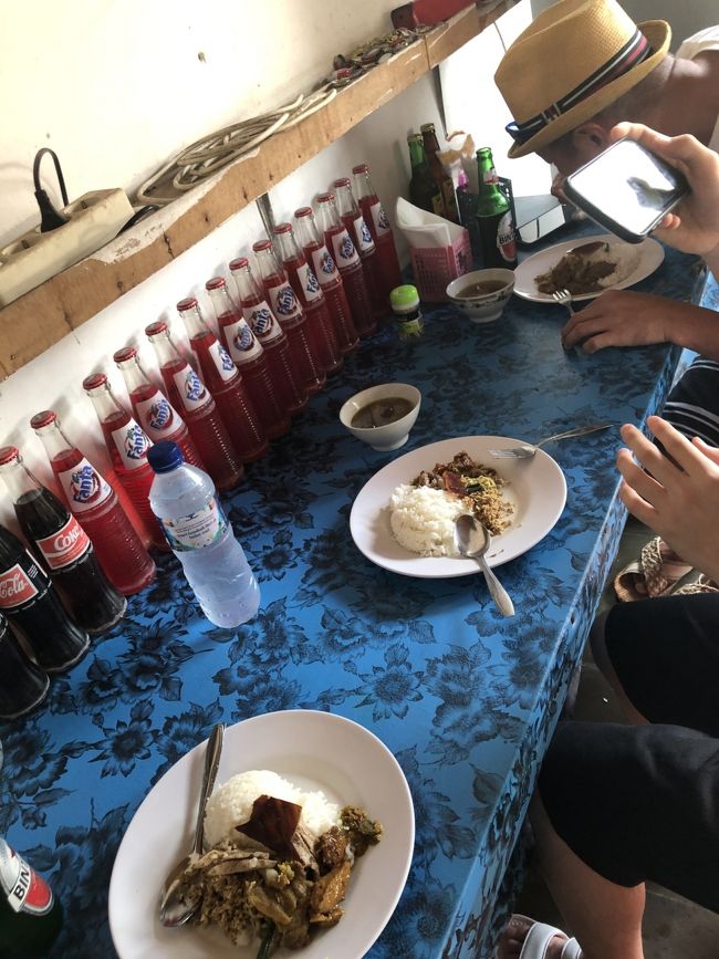 ネットで調べてあったバビグリン屋「Melasty Babi Guling」へ。いかにもローカルな店内に不安になりつつ入店。