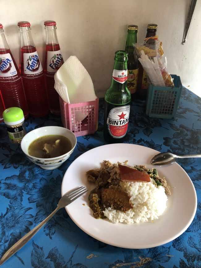 オーダーしてないのに勝手に運ばれてきましたw<br />バリ島のローカル料理バビグリン。<br />超美味しくてビックリ！カレー味？のスープも美味。ビンタンビール付けて3人で1400Rp（1200円程度）。安過ぎて戸惑う。