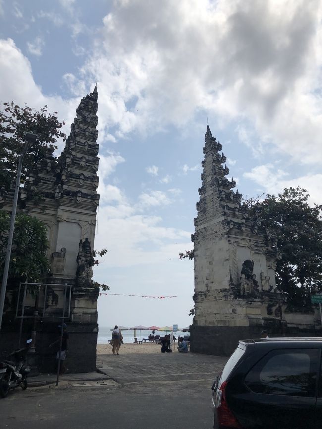 かっこいい割れ門を抜ければ有名なクタビーチ。