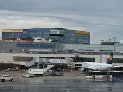 ＜フランクフルト空港到着＞
ほぼ定刻に、ドイツ・フランクフルト空港に到着。
ハブ空港だけあって、滑走路が４本もある広大な空港でした。
滑走路１本だけのセントレア・・・・悲しい。