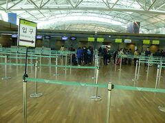 仁川国際空港のジンエアのカウンターに着きました。そんなに混んでなかったのでスムーズにチェックイン完了。