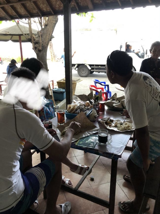 ２日目はマンタシュノーケリングへ。<br /><br />朝6時半にホテルお迎え。ホテルの朝食は7時からなのであきらめ、まだ暗い中コンビニでサンドイッチを買い腹ごしらえ。<br /><br />サヌール港に着いてガイドさんとバリコーヒーとローカル朝ごはん（これも美味しかった！）