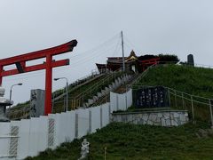 まだリニューアル工事中、
蕪嶋神社仮社務所が手前にある。
