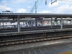 １１時台の列車に乗て山形駅に。新幹線ホームも在来線と同じ場所にある。