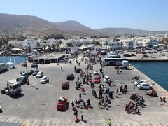 パロス島に寄港、２０分ほどの停泊。降りていく人、乗ってくる人、２割ほどの人が入れ替わったという感じ。