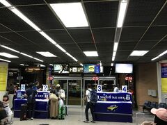 ドンムアン空港からホテルまでタクシーで移動。写真はタクシー乗り場。番号札を待合席の入り口でもらい、番号呼ばれたら１～４の窓口に行って運転手と一緒にタクシーへと行く流れ。