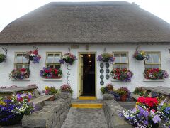 昼食は、車を降りた所にある唯一のレストランで摂りました。
入口は花が綺麗に飾られていました。