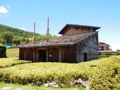 神長官守矢資料館　1991年竣工
設計は地元出身の藤森照信氏、守矢家の現在の当主さんと幼馴染なんだそうです。
入館料100円

館内にはさっきの中学生たちがいた、追いついちゃったよ。