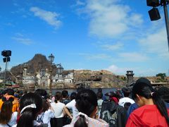 台風を避けるため、伊丹始発７：０５のJAL便でシーにやって参りました！

通常１０分間隔の羽田リムジンバスですが、８時過ぎの空港到着時点ではまだ本数少なめ。

出来れば初回公演の『パイレーツサマーバトル “ゲット・ウエット！”』（以下パイレーツ）に間に合わせたいので、バスを降りたら大急ぎで荷物をロッカーに入れ、きゅるんさまが場所を確保してくれているリドアイルへと急ぎます。