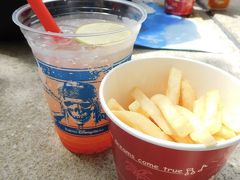 お次は２人とも大好きなビッグバンドビート（以下BB）１２：２０初回公演へ♪

待ち時間に交替で買い出しに行き、私はニューヨークデリでポテトとスパークリングカクテル（ウォッカ＆オレンジゼリー）を∀o(^^*)♪