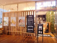 ロビーのある２階に上がるとCafe Meal MUJIがありました。

朝食付きのプランを選ぶとこちらでブッフェがいただけるそうです。