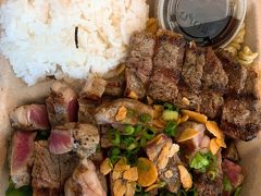 その後、美味しい「ポケ」を追求するべく
ランチにやってきました。
ローカルの人も多く、お店は大変賑わっていました。
１３：００頃だったので、でもなんとか席にはありつけた。

私はお肉、旦那ちゃんはポケを食していました。

このお肉、とっても美味しかった～
また次回ホノルル来たら、行きたいお店の一つになりました。