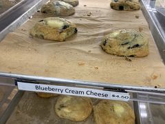 そして近くにあるこちらにも顔を出してみました。

ブルーベリーのスコーン、美味しかった！
この時はお腹いっぱいだったので、持ち帰ったのですが、
当日に食べるのが一番だと思いました。

写真では伝わらないと思うけれど、
とっても大きい！！