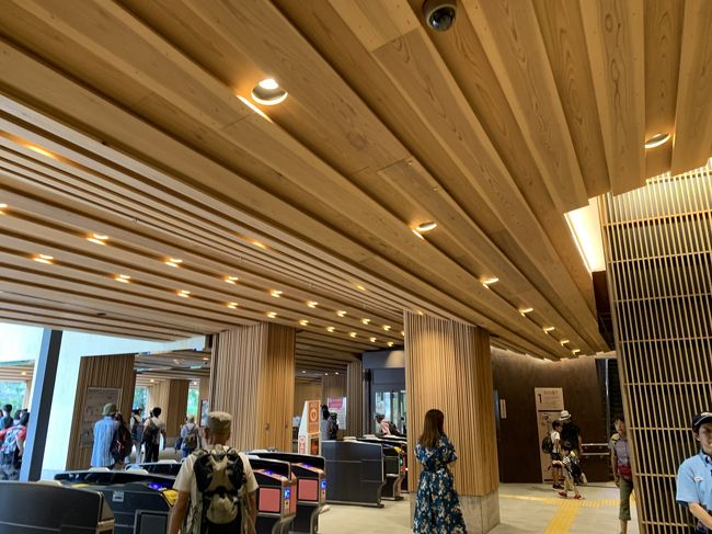 京王線で一駅で高尾山口駅に到着です。<br />駅がおしゃれです。<br />