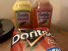 ８：３０にはレンタカーもゲットできたので、
お店どこも閉まっているんじゃ、、、と不安になったのですが、
Targetは開いている！と確認でき、
これからの１週間のホテルライフに必要なものを買い出しに行きました。

２０１３年～仕事でアメリカに住んでいたこともあり、
当時から利用していたTarget、キッチンはないホテルですが
少しでも暮らすように住む、をテーマに買い出しです

写真は戦利品の一部！
でも今振り返ると流石にフライト直後のため、
あまり購買意欲がなかったね、、と旦那ちゃんと振り返っています。