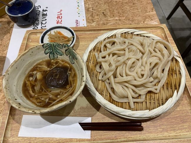 さて、１９，２０日と研修を受けまして…。<br />最後に立川駅の構内で武蔵野うどんを食べました。<br />きのこつけうどんです。<br />全粒粉のもっちもちのうどんがとても美味しかったです。<br /><br />この夏お泊りで出かけたのはこれだけだったのですが、ミュシャ展も高尾山も楽しかったし、美味しいものもいろいろ食べられてとてもよかったです。<br />年末こそは海外にお出かけしたいです。