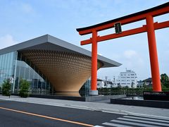 ●静岡県富士山世界遺産センター

富士宮市の中心市街地へ入ると、道路の向こうに巨大な朱色の鳥居とモダンな建物が並ぶ、何とも不思議な組み合わせ！

左側に建つ【静岡県富士山世界遺産センター】は、2013年に富士山が世界文化遺産に登録されたことを踏まえ、調査研究や情報発信などのため2017年に開館した施設です。